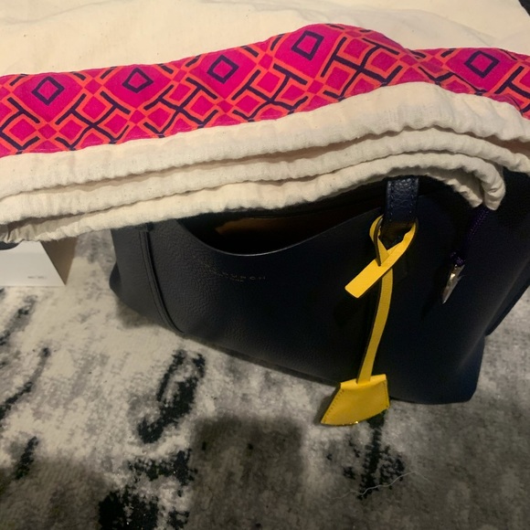 Perry Leather Tote
TORY BURCH - Picture 5 of 5